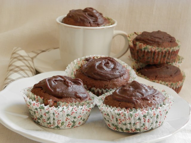 Muffin al doppio cioccolato con glassa la fondente e arancio