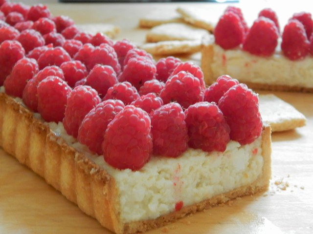 Crostata al cocco con lamponi e crema al cioccolato bianco