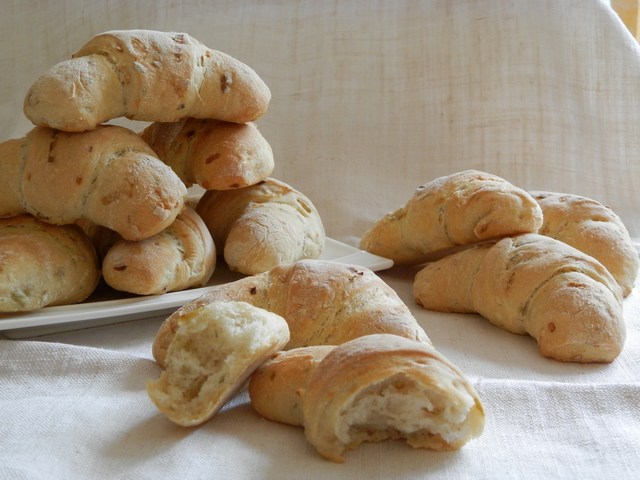 Cornetti di pane ai cipollotti e origano fresco