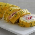 Rotolo di frittata alle zucchine ripieno di stracchino e prosciutto cotto