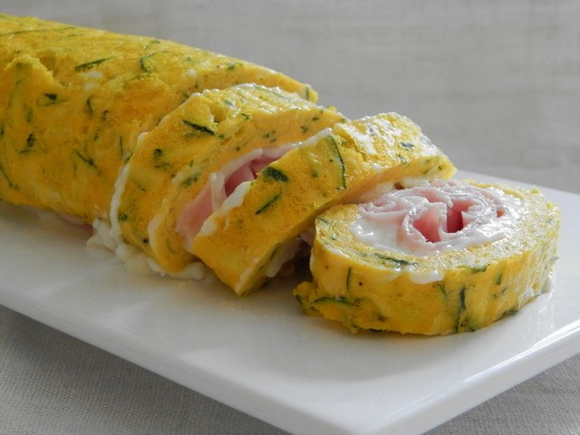 Rotolo di frittata alle zucchine ripieno di stracchino e prosciutto cotto