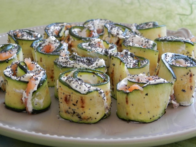 Involtini di zucchine grigliate al salmone