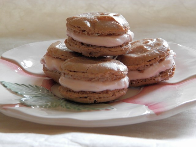 Macaron con fragole e menta