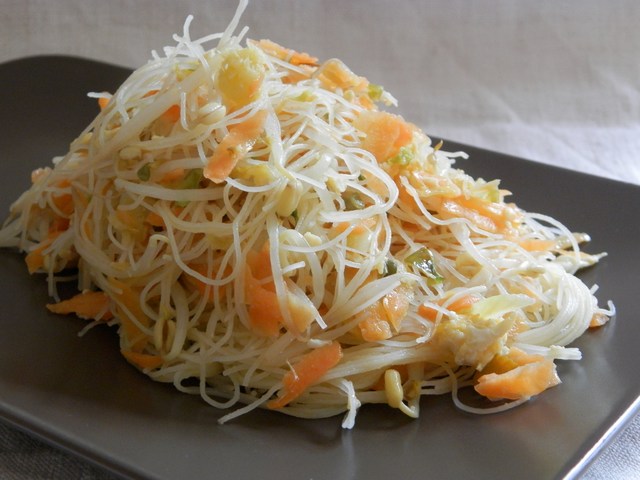 Spaghetti di riso piccanti ai germogli di soia