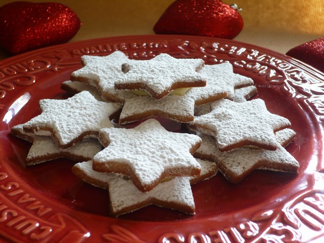 Stelle di frolla con crema al cioccolato bianco e limone