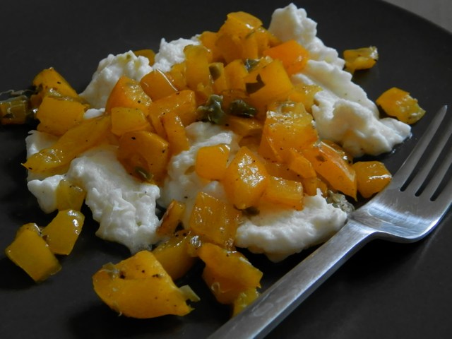 Albumi strapazzati al formaggio con peperoni saltati