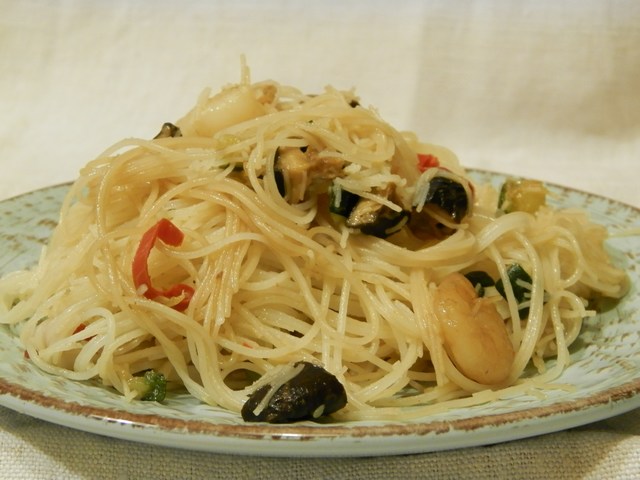 Spaghetti di riso piccanti con funghi shitake