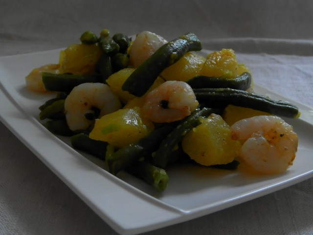 Insalata di gamberi con patate allo zafferano e fagiolini