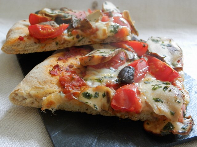 Pizza semintegrale alta con porcini e doppio pomodoro