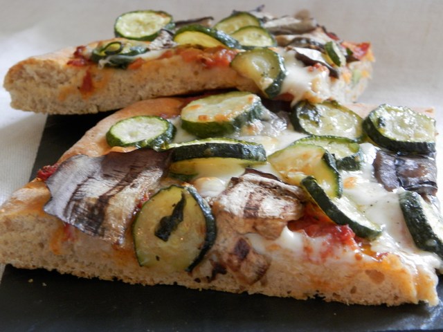 Pizza semintegrale alta con zucchine aglio e basilico