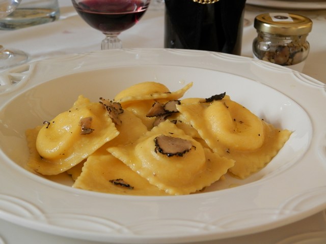 Tortelli ripieni di fonduta e patate al tartufo nero