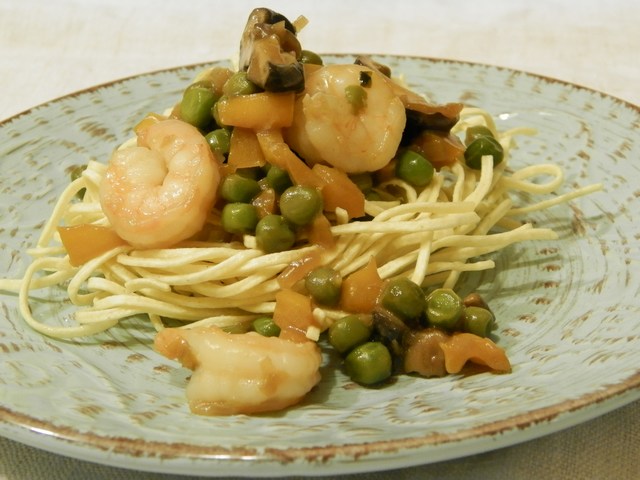 Noodles fritti con gamberi in salsa