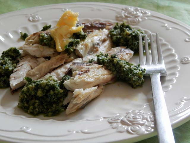 Branzino alla griglia con salsa verde e burro all’arancia