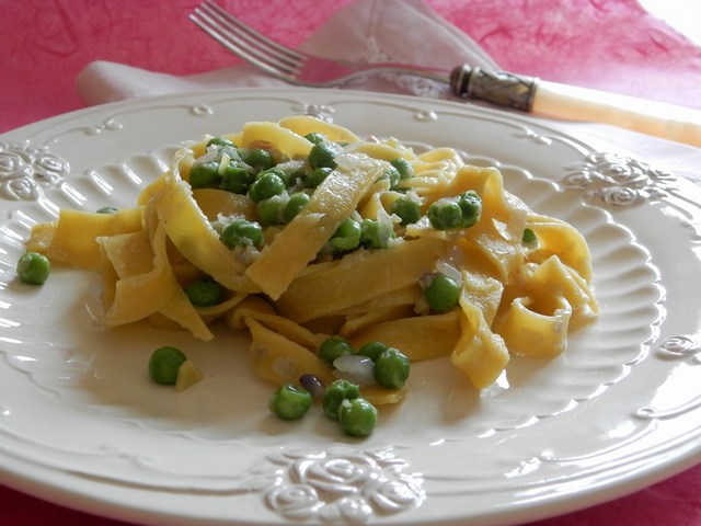 Pappardelle di farro con pisellini freschi e zenzero