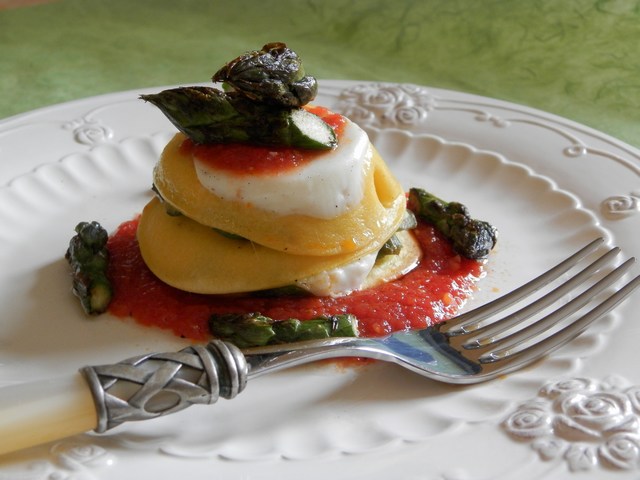 Millefoglie di lasagne agli asparagi verdi di Altedo I.G.P. grigliati su letto di pomodoro leggermente piccante