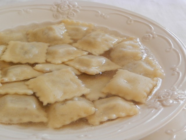 Ravioli in brodo ripieni al crudo di Parma