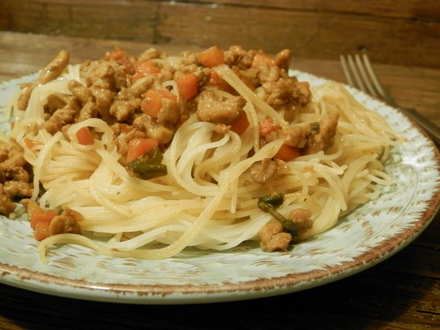 Spaghetti di riso alla carne e zenzero