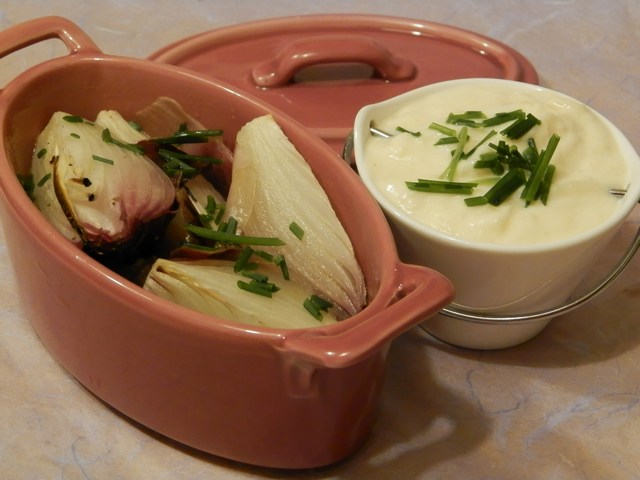 Cipolle al forno con crema di patate e yogurt
