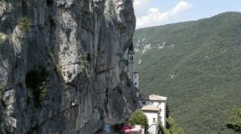 In moto da San Pelagio alla suggestiva Madonna della Corona