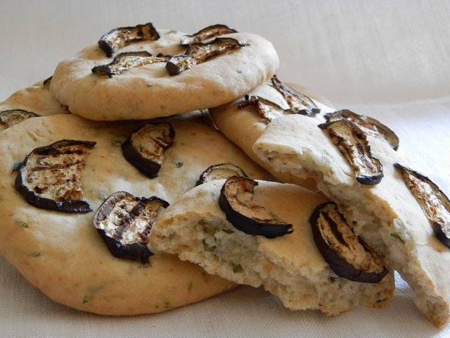 Focaccine alle melanzane grigliate con basilico