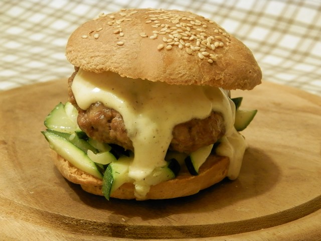 Hamburger con zucchine e maionese al curry