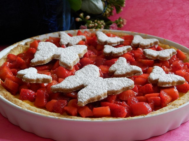 Crostata di fragole con farfalle di frolla