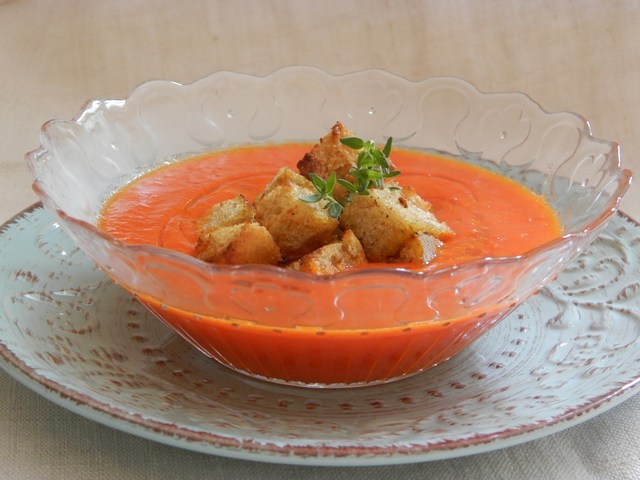 Crema di peperoni e cipollotti con crostini di farro al curry