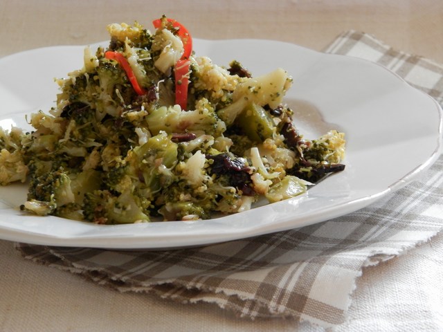 Broccoli saltati con peperoncini piccanti