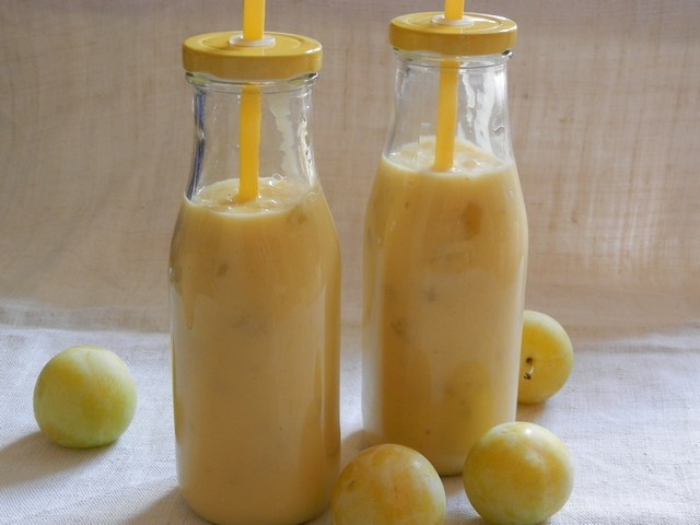 Frullato probiotico al mango e prugne gialle
