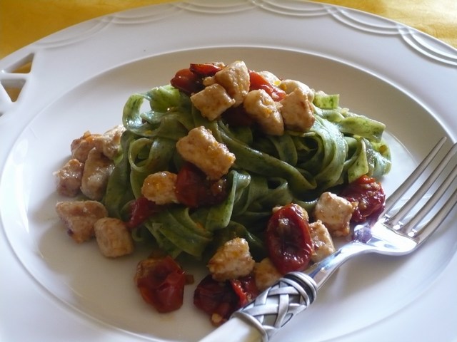 Tagliatelle verdi al profuo di basilico con pesce spada e pomodorini confit