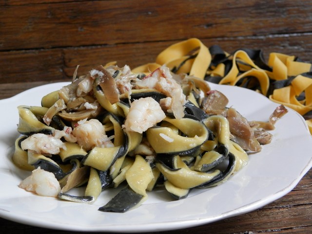 Tagliatelle di carnevale con ragù leggero di pesce ai carciofi