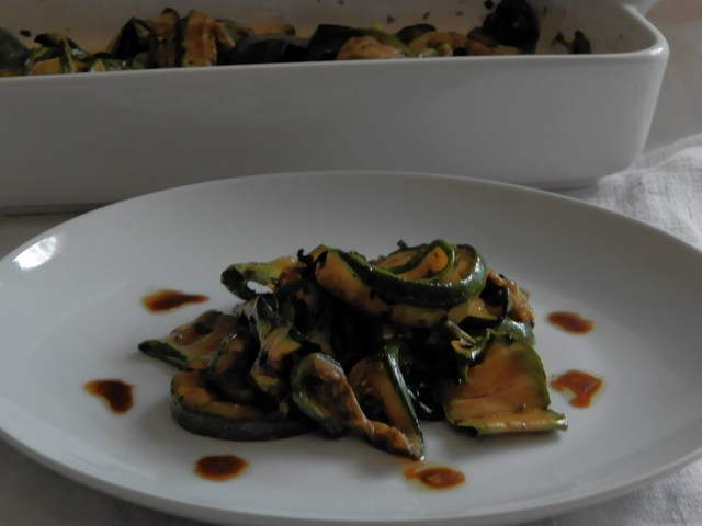 Zucchine grigliate marinate al balsamico e infusione di olio al basilico