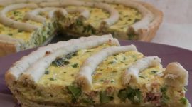 Torta salata agli asparagi e salsiccia in guscio di briseé alle aromatiche