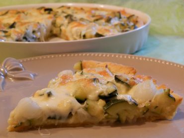 Torta salata alla senape con cipollotti e zucchine al coriandolo