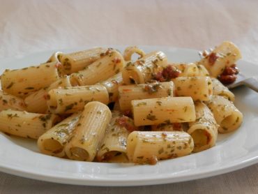 Mezze maniche con pomodori secchi e colatura di alici