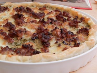 Quiche alla lattuga con salsiccia alla griglia