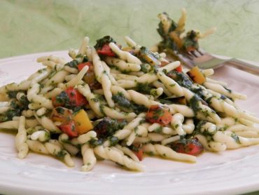 Trofie al pesto di spinaci e peperoni grigliati