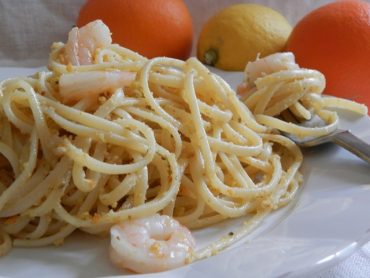 Linguine ai gamberi con pesto di mandorle e agrumi