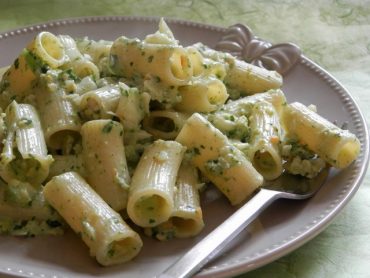 Rigatoni al cavolfiore e crema di foglie