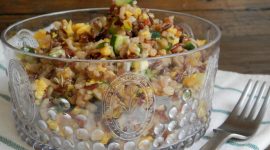 Insalata di riso rosso e integrale con zucchine e uova strapazzate