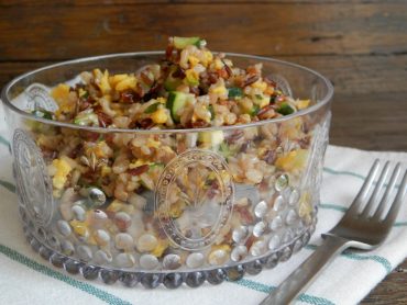 Insalata di riso rosso e integrale con zucchine e uova strapazzate