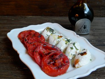 Pomodori grigliati con crema di burrata all’aceto balsamico e profumo di menta