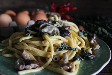 Maccheroni alla chitarra con pioppini e cavolo nero