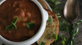 Minestra di fagioli cremosa con bruschette aglio e origano