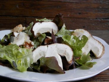 Insalata ai porcini freschi con semi di zucca e noci