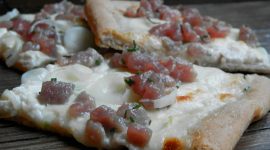Pizza semintegrale al tonno fresco e burrata
