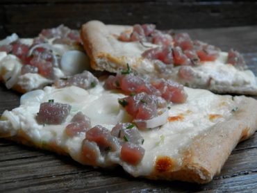 Pizza semintegrale al tonno fresco e burrata