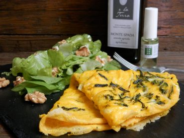 Omelette alla canapa con insalatina alle noci