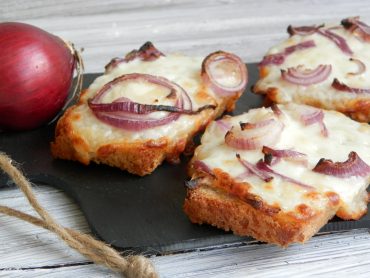 Bruschette mozzarella e cipollotti rossi