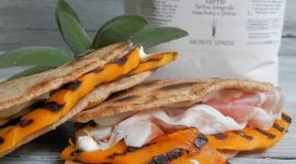 Piadina di farina di farro ripiena di stracchino e zucca alla griglia